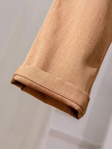 两件套男童绅士套装，包含一件时尚撞色马甲，搭配白色衬衫和斜插口袋西装裤，适合生日派对、庆典、婚礼、洗礼、返校季、运动季、万圣节、圣诞节等场合。