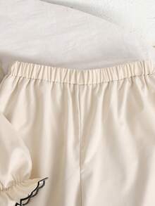 SHEIN 少女杏色和黑色花卉刺绣荷叶边蝴蝶结泡泡袖上衣和裤子套装 - 杏色 - 查看 6