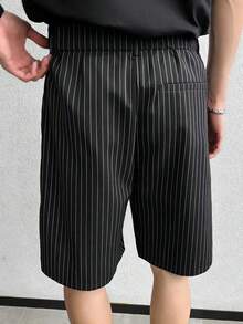 Manfinity Hypemode 男士青年街头风多功能单品：条纹褶皱双扣宽松休闲短裤，适合街头穿搭、日常休闲、周末郊游、音乐节、派对等各种青年社交场合。这款短裤是男士衣橱中不可或缺的百搭单品，也是送给男友或丈夫的绝佳礼物。 - 黑色 - 查看 2