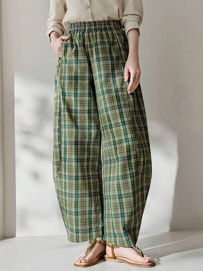 Aveloria Modichic Woven Fabric, Elastic Waist For Shaping The Figure, Versatile Style, Casual Look. Ladies' Striped Round-Kidney Pants With A Curved Cut.