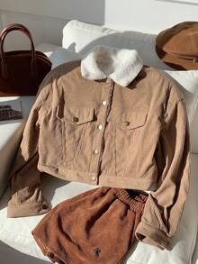 SHEIN EZwear 女士卡其色抓绒卡车司机夹克，前口袋加厚翻盖细节，保暖内衬落肩泰迪绒内衬冬季柔软灯芯绒短款夹克 - 卡其色 - 查看 3