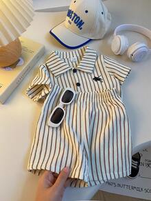 SHEIN 男婴夏季翻领开衫套装（2件套），上衣：黑白条纹短袖翻领衬衫，下装：黑白条纹短裤，休闲度假装 - 棕色 - 查看 5