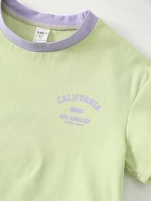 SHEIN طقم قميص وشورت قطعتين للأولاد، قميص بياقة طاقم وأكمام قصيرة مطبوع عليه حرف وألوان متباينة، وشورت بلون أحادي من القطن المحبوك، مريح للارتداء اليومي - متعدد الألوان - مشاهدة 4