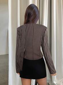 Aloruh 女士条纹V领系带装饰单排扣不对称下摆时尚百搭通勤长袖西装外套，简约、优雅、时尚、通勤友好、现代、性感、网纱质感、经典、舒适、纯棉、深V领、围巾式领口、缎带饰边、显瘦棕色条纹衬衫、美拉德染色、春季女士西装外套 - 棕色 - 查看 3