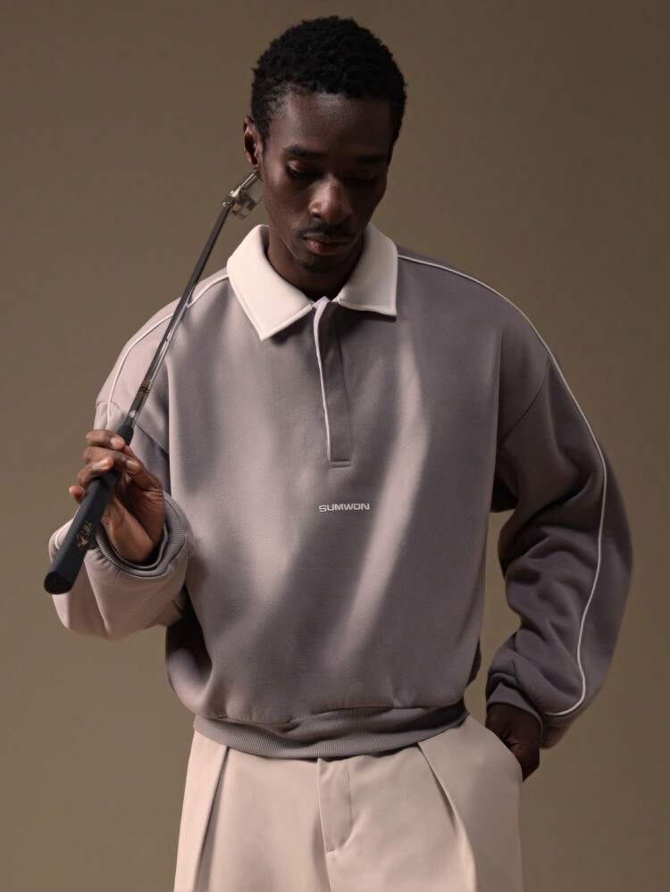 대조적인 색상의 칼라와 긴 소매가 있는 폴로 셔츠