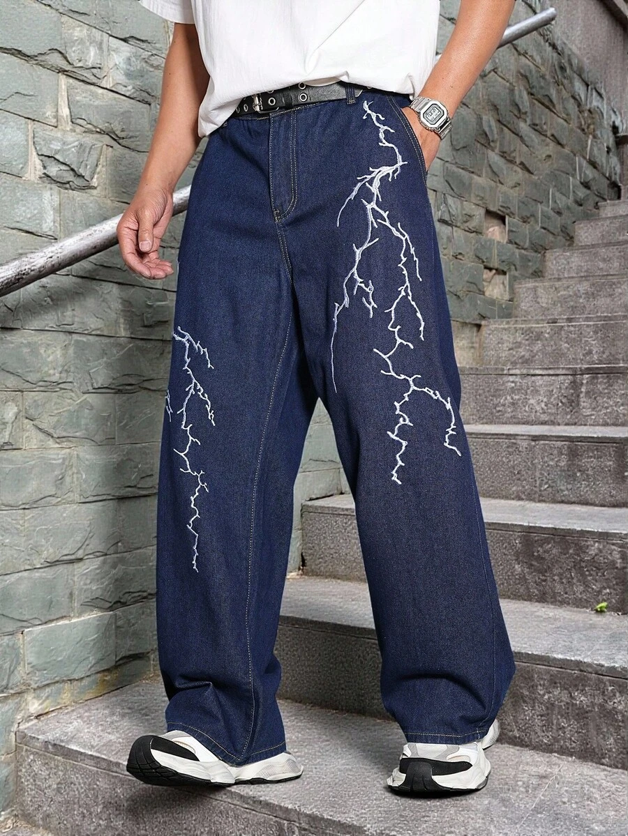 Manfinity EMRG 男士加大码闪电刺绣做旧水洗黑色牛仔裤，适合所有季节 - 深色水洗藍 - 查看 1