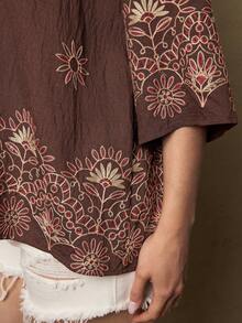 Freevana Blouse décontractée de vacances avec broderie florale pour grandes tailles - Marron - Voir 7