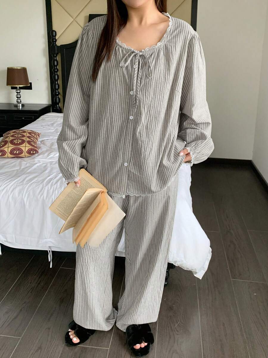 Dazy Plus 时尚条纹撞色蕾丝蝴蝶结宽松上衣和裤子休闲睡衣套装，适合春秋季穿着。 - 灰色 - 查看 1