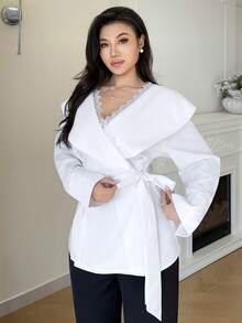 Modelyn 不对称落肩系带蝴蝶结装饰腰部荷叶边拼接优雅休闲上衣，适合日常穿着、派对和假日活动。 - 白色 - 查看 2