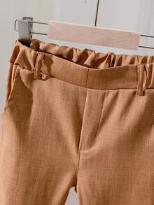 两件套男童绅士套装，包含一件时尚撞色马甲，搭配白色衬衫和斜插口袋西装裤，适合生日派对、庆典、婚礼、洗礼、返校季、运动季、万圣节、圣诞节等场合。