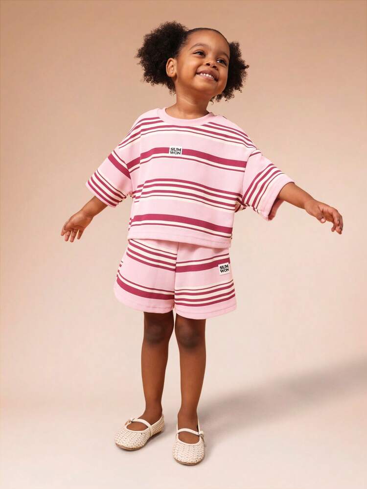 Gestreiftes T-Shirt und Shorts-Set mit horizontalen Streifen