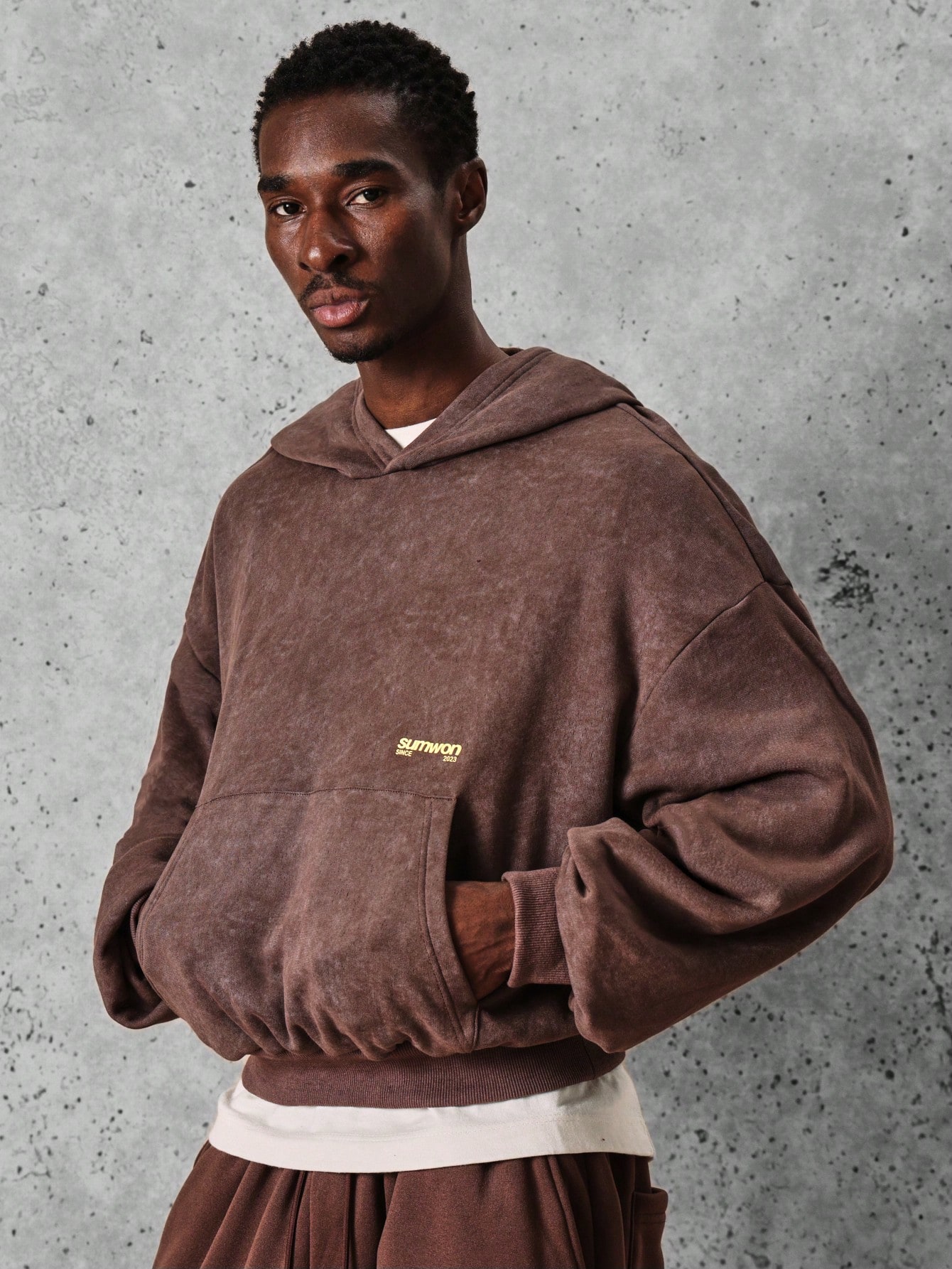 Sweat à capuche oversize marron délavé avec poche centrale