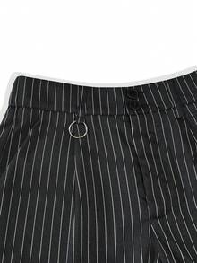 Manfinity Hypemode 男士青年街头风多功能单品：条纹褶皱双扣宽松休闲短裤，适合街头穿搭、日常休闲、周末郊游、音乐节、派对等各种青年社交场合。这款短裤是男士衣橱中不可或缺的百搭单品，也是送给男友或丈夫的绝佳礼物。 - 黑色 - 查看 5