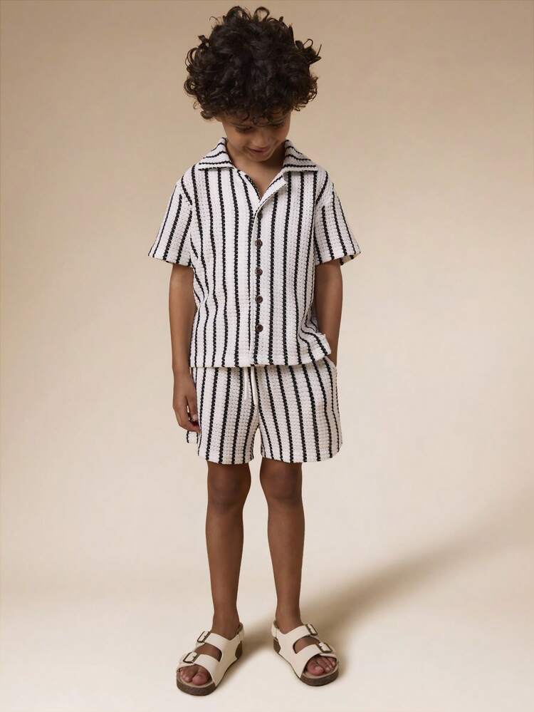 Zestaw koszula w paski i szorty