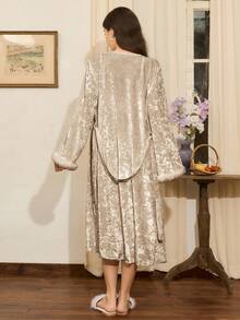 Bộ đồ ngủ cao cấp sang trọng kiểu Pháp Côtesoire mùa thu/đông gồm áo choàng nhung vàng tua rua và váy ngủ nhung gợi cảm với nơ trang trí, dây đeo mảnh, gồm 2 món, thích hợp mặc ở nhà hoặc mặc ngoài. - Màu be - Xem 2