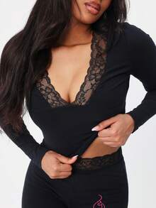 BABYPHAT Bộ đồ liền thân ren cổ chữ V sâu tay dài với chi tiết lưới mỏng và kiểu dáng ôm sát cho những buổi tối thu đông - màu đen - Xem 4