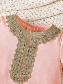 SHEIN 1pc Baby Girl Knitted Comfortable Romper,Pink,Autumn,Elegant,Holiday,0-3 Years Old,Elastic Waist,Vintage Floral Trim On Collar,Placket,Cuffs And Hem - Pink - View 3