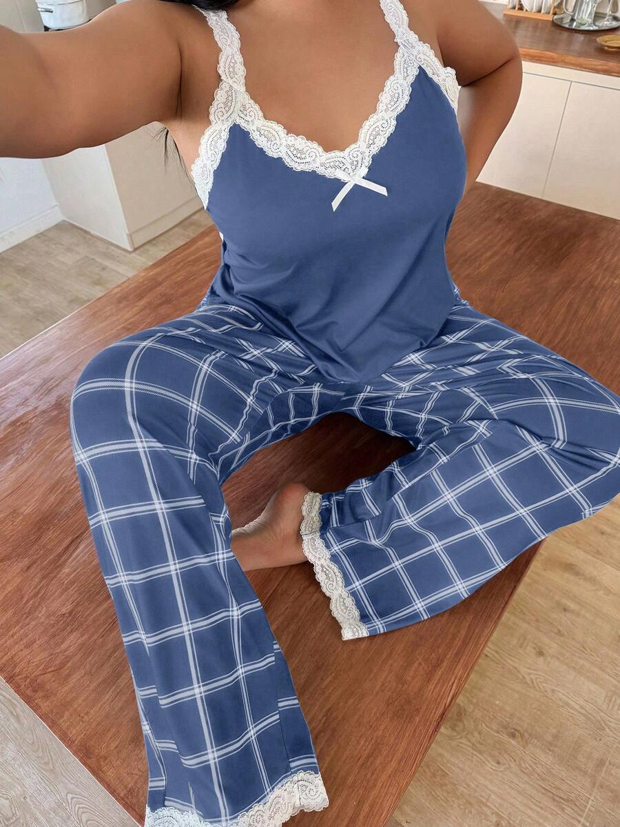 SHEIN Conjunto de pijama con camiseta de tirantes de encaje con parches de color contrastante y pantalones estampados a cuadros para tallas grandes - Azul - Ver 1