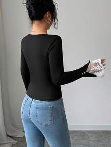 Modelyn Blusa de mujer con encaje en contraste, fruncido, puños con botones y bajo con abertura, de estilo moderno - Negro - Ver 2