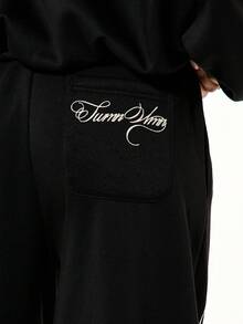 SUMWON WOMEN Quần jogger ống rộng ngoại cỡ, họa tiết chữ thêu tương phản, có dây rút ở eo và túi bên hông. - màu đen - Xem 4