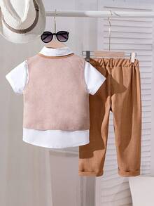 两件套男童绅士套装，包含一件时尚撞色马甲，搭配白色衬衫和斜插口袋西装裤，适合生日派对、庆典、婚礼、洗礼、返校季、运动季、万圣节、圣诞节等场合。