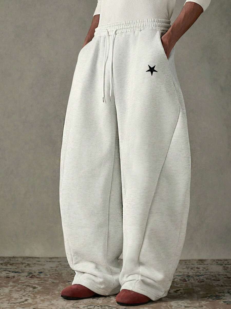 SWAVVY Quần nỉ thể thao nam cỡ tiêu chuẩn, màu xám nhạt, họa tiết thêu chắp vá, mùa xuân/thu - Màu Xám nhạt - Xem 1