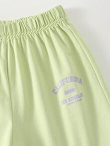 SHEIN طقم قميص وشورت قطعتين للأولاد، قميص بياقة طاقم وأكمام قصيرة مطبوع عليه حرف وألوان متباينة، وشورت بلون أحادي من القطن المحبوك، مريح للارتداء اليومي - متعدد الألوان - مشاهدة 5