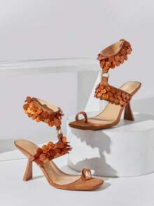 SHUZIA 女士极简主义踝带细高跟凉鞋，饰有贝壳装饰 - 駝色 - 查看 5