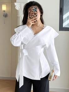 Modelyn 不对称落肩系带蝴蝶结装饰腰部荷叶边拼接优雅休闲上衣，适合日常穿着、派对和假日活动。 - 白色 - 查看 1