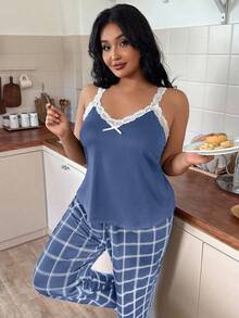 SHEIN Conjunto de pijama con camiseta de tirantes de encaje con parches de color contrastante y pantalones estampados a cuadros para tallas grandes - Azul - Ver 6