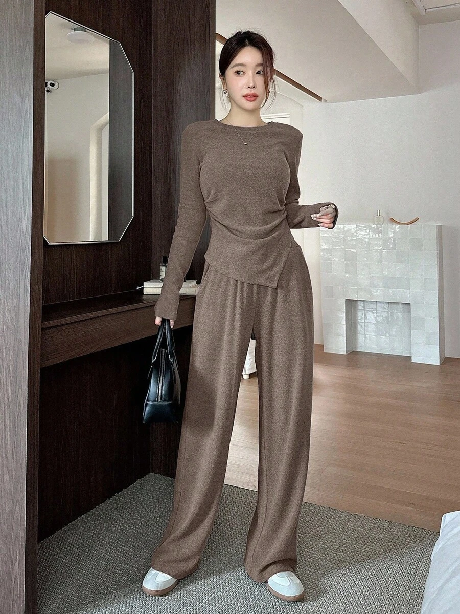 DAZY Bộ đồ mặc nhà mùa thu/đông thanh lịch dành cho nữ, gồm áo thun xếp ly bất đối xứng và quần ống rộng, gồm 2 món. - màu nâu - Xem 1