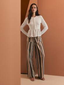 Nöista 提花圆领长袖衬衫，荷叶边下摆，实用口袋设计。优雅百搭，适合春季穿搭、休闲装扮和精致日常造型。 - 白色 - 查看 3