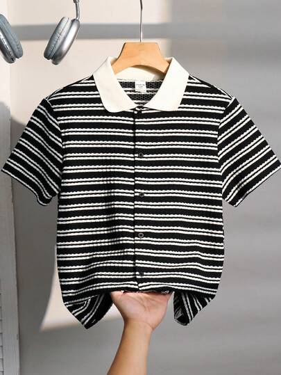 SHEIN 男童休闲学院风极简条纹Polo衫，百搭设计，适合通勤、上学、日常休闲穿着、运动，春夏皆宜。