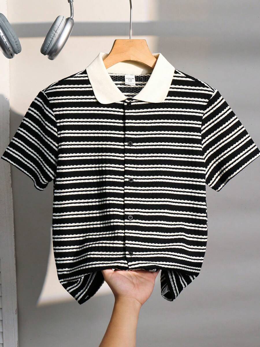 SHEIN 男童休闲学院风极简条纹Polo衫,百搭设计,适合通勤、上学、日常休闲穿着、运动,春夏皆宜。 - 黑色 - 查看 1