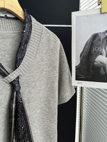 Franclia Áo sơ mi cổ chữ V tay ngắn dáng rộng cổ điển, kiểu dáng nhiều lớp, dễ phối đồ, phong cách công sở Hàn Quốc tối giản, thắt nơ phía trước, màu trung tính, có thể mặc riêng hoặc phối cùng khăn choàng để tạo vẻ ngoài tinh tế, phù hợp cho cả công sở và dạo phố. - Xám - Xem 7