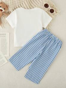 SHEIN 男婴春季休闲度假短袖圆领针织拼接撞色口袋上衣+蓝色条纹宽松裤T恤套装，适合休闲度假日常穿着