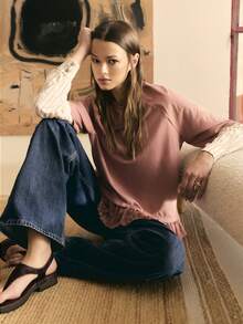 Nöista 这款叠层T恤采用柔和的粉色宽松版型，搭配对比鲜明的白色条纹编织长袖。下摆饰有精致的蕾丝荷叶边。适合春夏穿着，女士款。 - 中紫紅色 - 查看 7