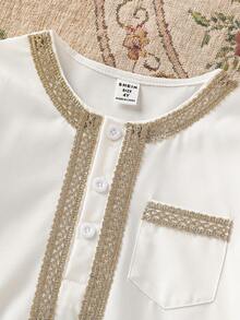 Bộ quần áo thường ngày cho bé trai, gồm áo sơ mi cổ tròn viền ruy băng và quần có cúc. - trắng - Xem 6