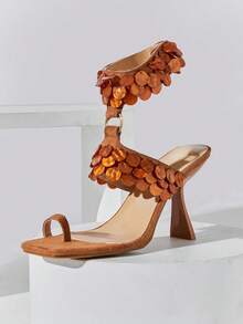 SHUZIA 女士极简主义踝带细高跟凉鞋，饰有贝壳装饰 - 駝色 - 查看 1