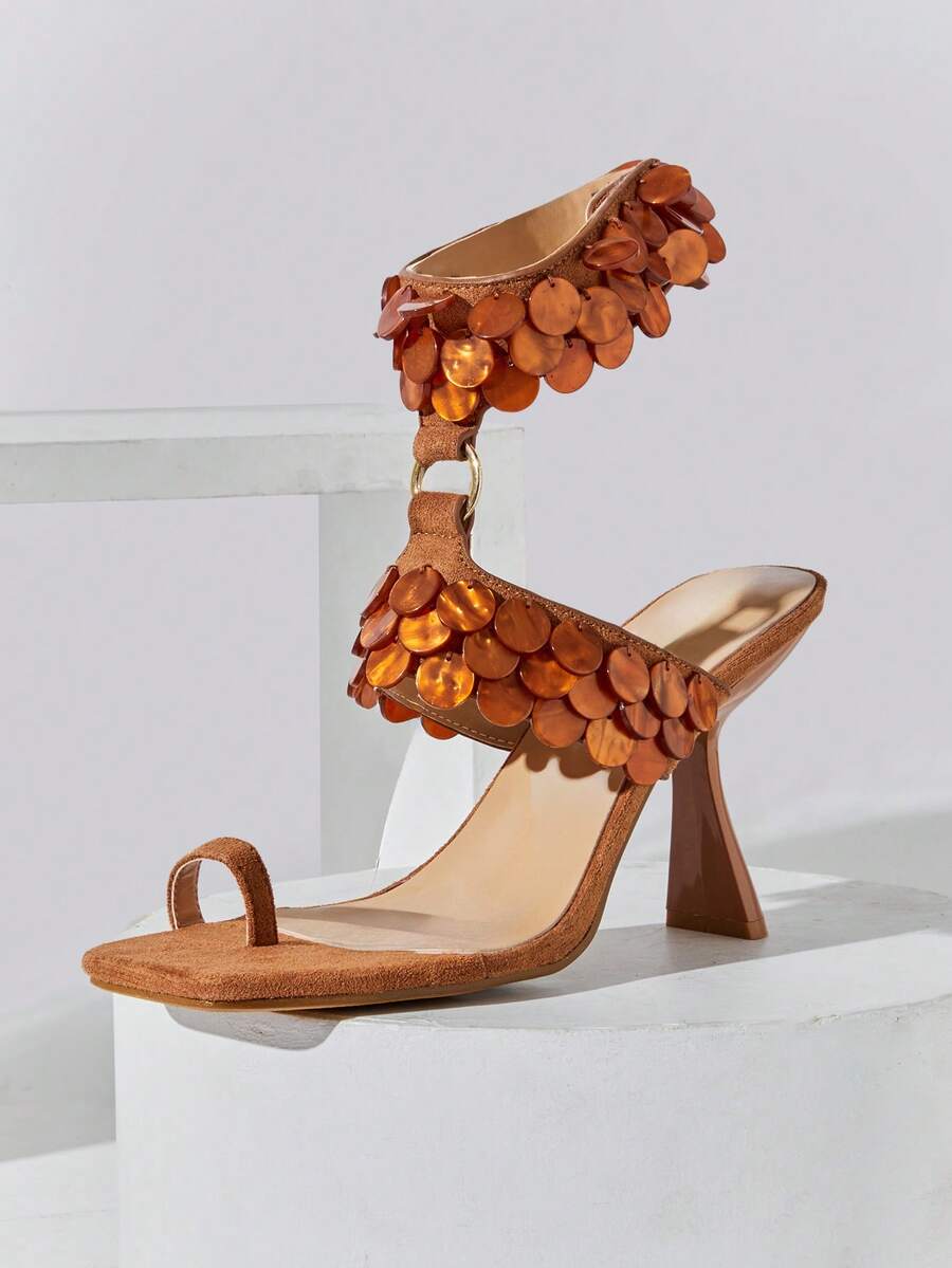 SHUZIA 女士极简主义踝带细高跟凉鞋，饰有贝壳装饰 - 駝色 - 查看 1