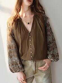 Frievida 法式奢华波西米亚度假风纯色美拉德印花衬衫，宽松版型，V领设计，袖子饰有精致镂空刺绣拼接，复古中式木质纽扣点缀，不对称灯笼袖，弧形下摆后摆略长，休闲百搭女士长袖衬衫 - 棕色 - 查看 5