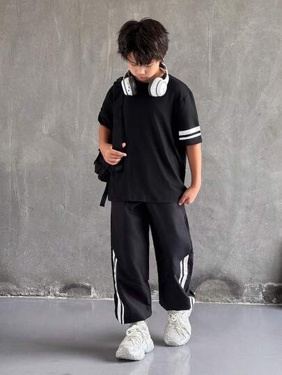 Mirajuku 两件套休闲时尚条纹运动黑色T恤和弹力腰带慢跑裤，适合青少年男孩，宽松舒适，适合秋季、春季、夏季日常穿着、通勤、户外活动、运动、上学、街头穿搭、派对、摄影等场合。