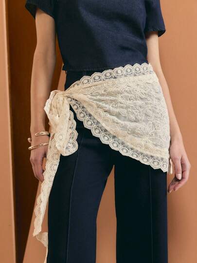 Nöista This Elegant Cream-White Lace-Trimmed Scarf Features An Asymmetrical Tie Design, Vintage Floral Embroidery, And A Half-Wrap Cut, Offering A Casual Yet Romantic And Layered Look. Perfect For Pairing With Trousers, Dresses, And Skirts In Spring And Summer.