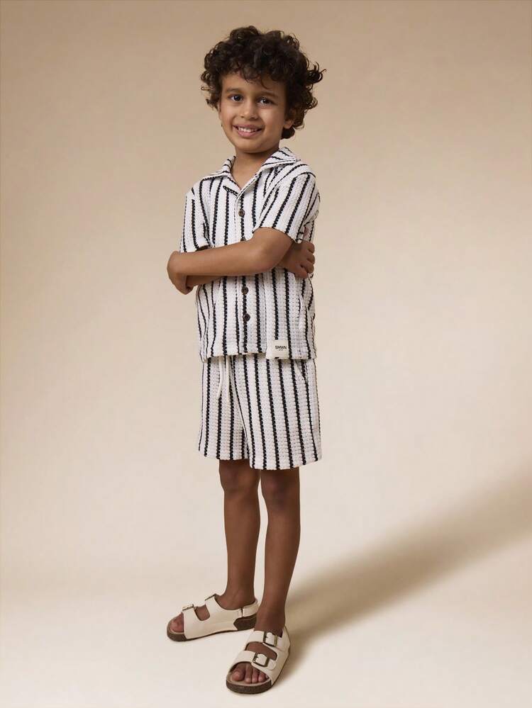 Zestaw koszula w paski i szorty