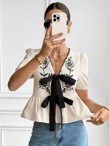 Serisse 女士休闲V领撞色刺绣和撞色蕾丝花卉镂空刺绣系带衬衫，前襟打结，短泡泡袖，时尚蝴蝶结装饰荷叶边下摆，休闲百搭的度假短袖衬衫，夏季度假上衣，外出上衣，日常穿着，复古风格女士图案衬衫，波西米亚风夏季上衣，春季时尚度假风 - 杏色 - 查看 6