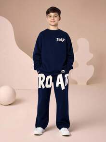 SHEIN 2 件儿童/青少年男童休闲日常百搭舒适字母图案印花圆领宽松套头运动衫和直筒宽松运动裤针织套装 - 藏蓝色 - 查看 6