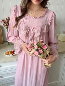 Snug Reverie 浪漫清新荷葉邊圓領刺繡拼接長袖女款睡袍 - 粉色 - 查看 3