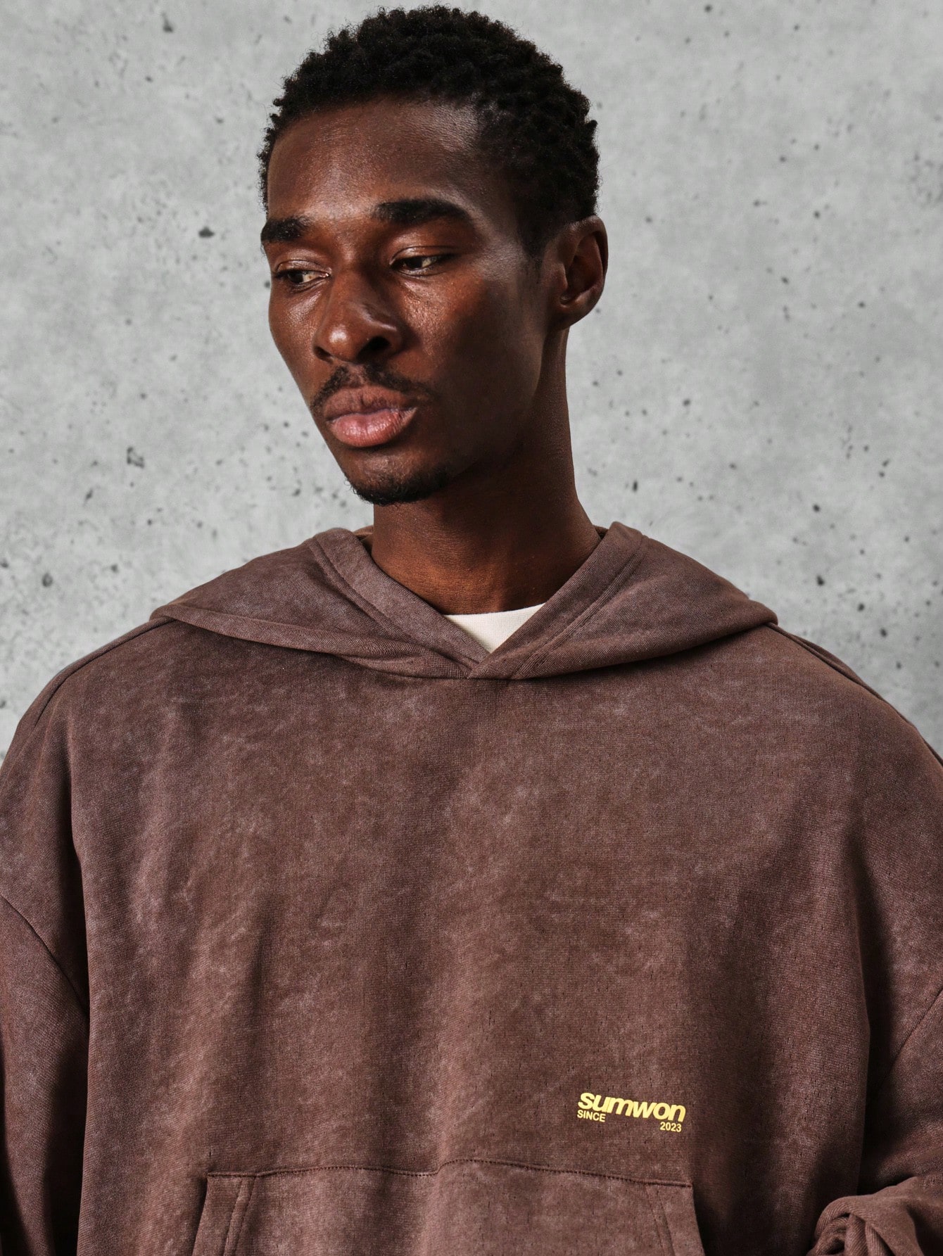 Sweat à capuche oversize marron délavé avec poche centrale