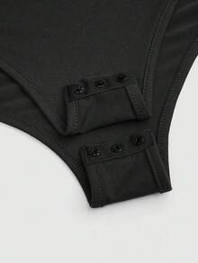 Sweetra Macacão Casual Assimétrico de Ombro Sólido Plus Size, com Decoração de Metal e Babado, Macacão Ajustado - Preto - Visão 6