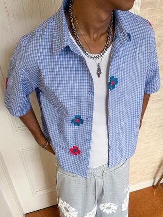 Manfinity Roghcode חולצת משבצות רקומה בכחול ולבן לגברים עם שרוולים קצרים